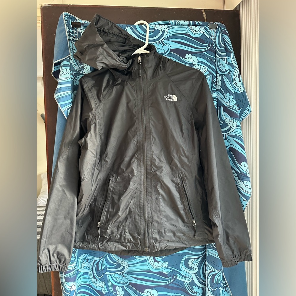North face Women’s light weight rain coat